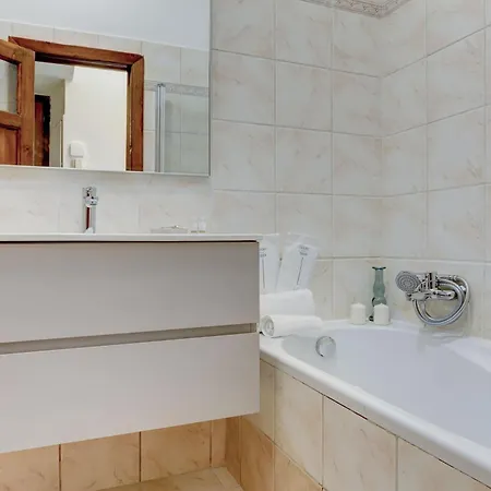 Vatican Doria 64 - And Apartment *